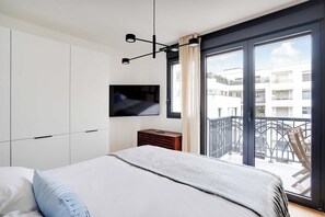 Escritorio, tabla de planchar con plancha, wifi gratis y ropa de cama 