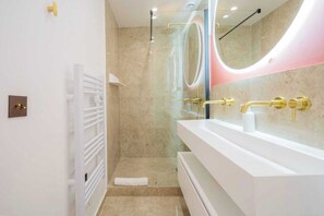 Shower, hair dryer, towels