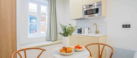 Kühlschrank, Mikrowelle, Herdplatte, Wasserkocher mit Kaffee-/Teezubehör