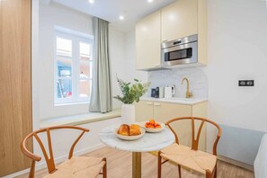 Kühlschrank, Mikrowelle, Herdplatte, Wasserkocher mit Kaffee-/Teezubehör