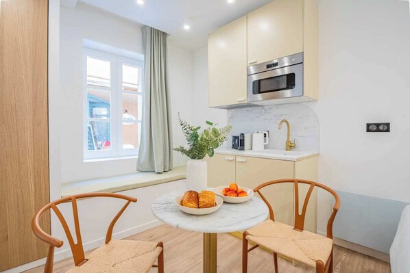 Fridge, microwave, stovetop, coffee/tea maker