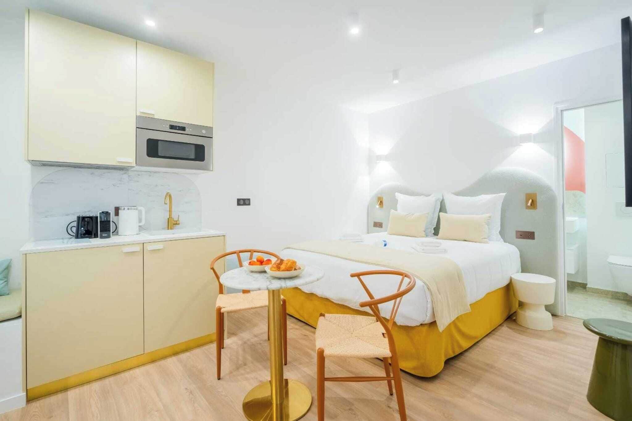 Iron/ironing board, free WiFi, bed sheets