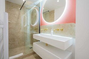Douche, sèche-cheveux, serviettes fournies