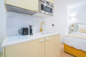 مكواة/لوح كي وخدمة الإنترنت وملاءات أسرّة