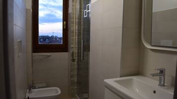 Doccia, asciugacapelli, bidet, asciugamani