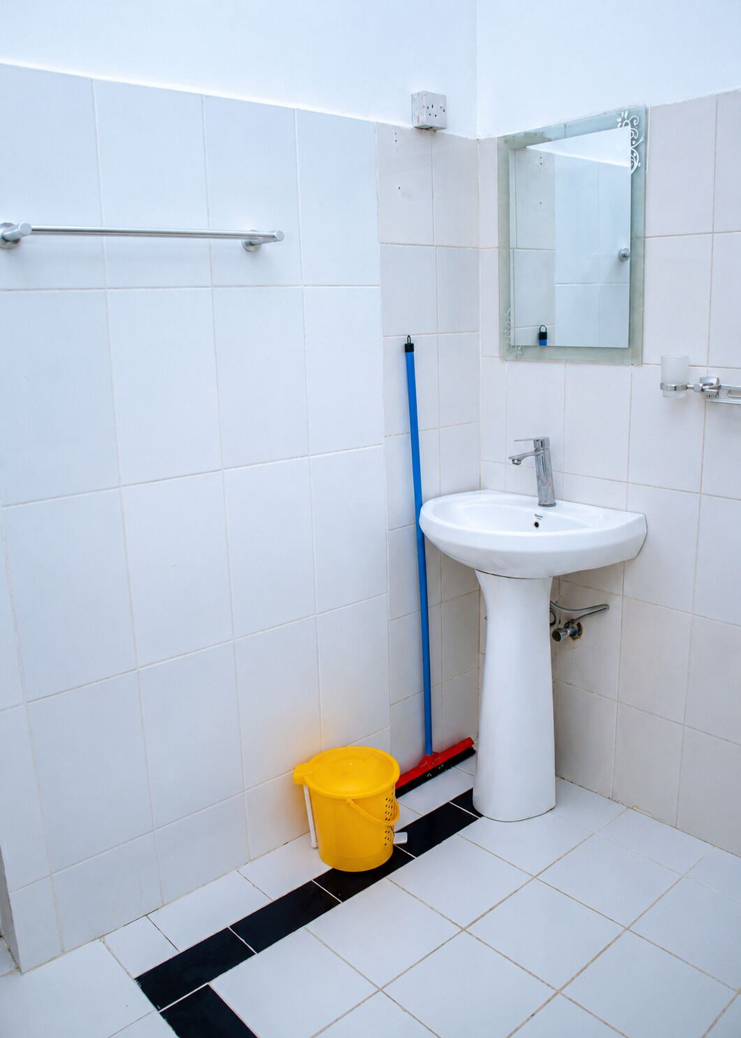 Standard Single Room, Balcony, Courtyard View | Bathroom | Free toiletries, hair dryer, towels, soap