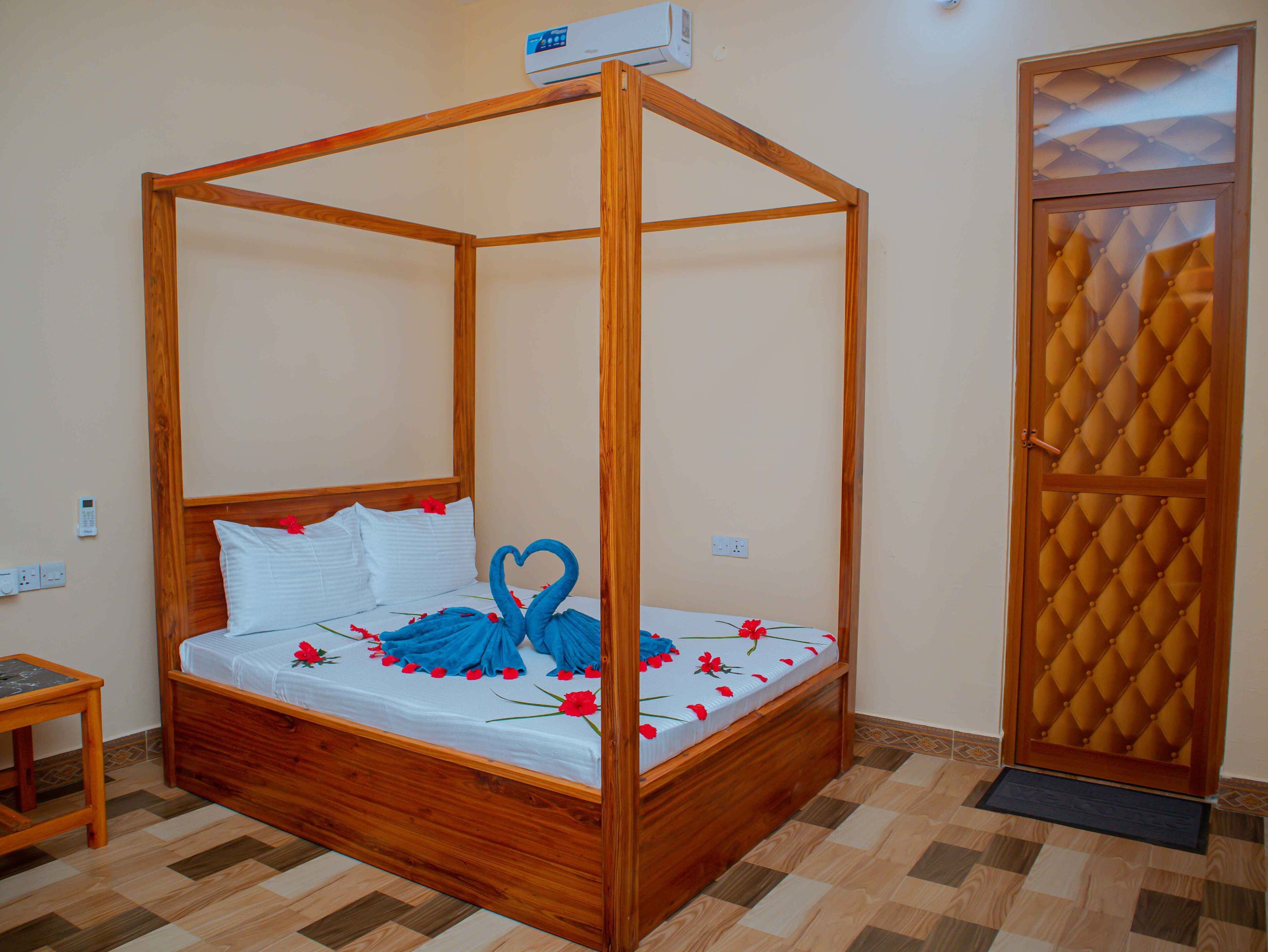 Hypo-allergenic bedding, desk, iron/ironing board, free WiFi