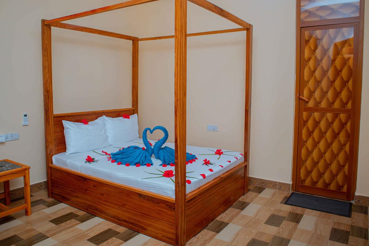 Hypo-allergenic bedding, desk, iron/ironing board, free WiFi