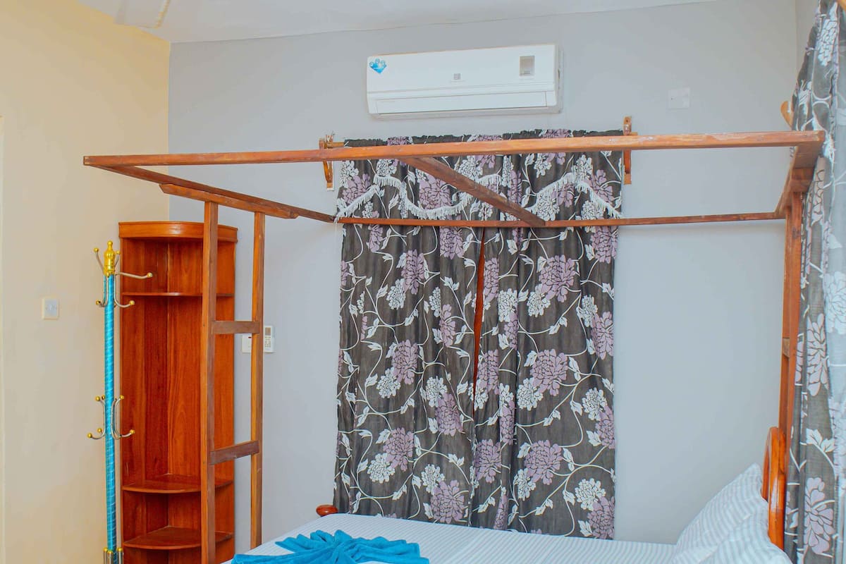 Standard Single Room, Balcony, Courtyard View | Iron/ironing board, free WiFi