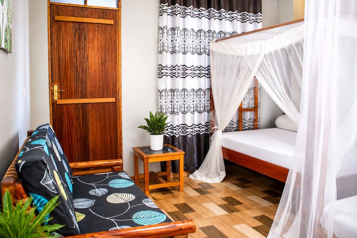 Habitación estándar con 2 camas individuales, vistas al jardín | Ropa de cama hipoalergénica, escritorio, tabla de planchar con plancha