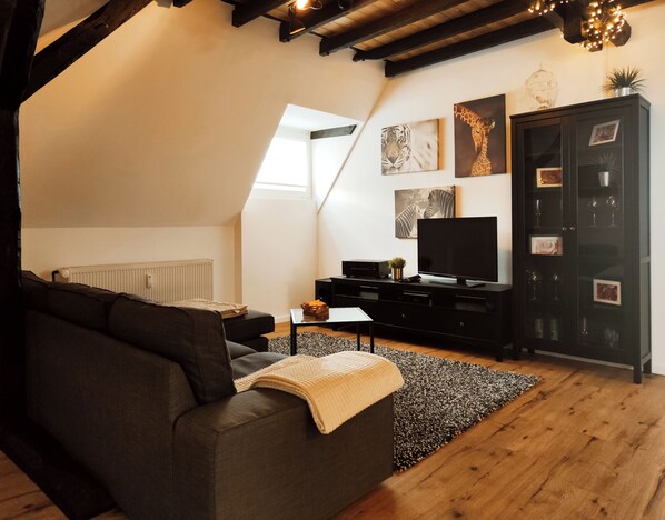 Smart-TV, Kamin, Bücher, Stereoanlage