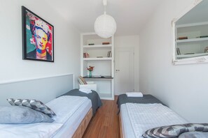 1 Schlafzimmer, Schreibtisch, Bügeleisen/Bügelbrett, Reisekinderbett