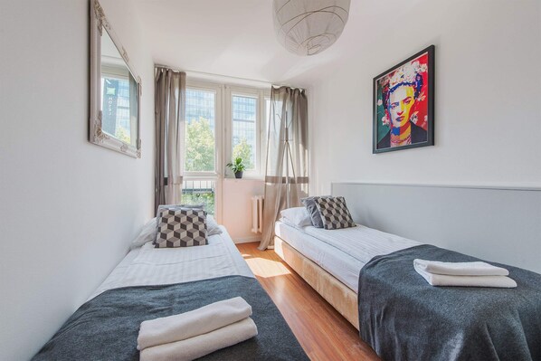 1 Schlafzimmer, Schreibtisch, Bügeleisen/Bügelbrett, Reisekinderbett