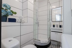 Dusche, Haartrockner, Handtücher