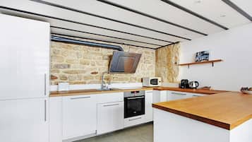 Fridge, microwave, stovetop, dishwasher