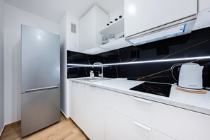 Kühlschrank, Mikrowelle, Geschirrspüler, Kochgeschirr/Geschirr/Besteck