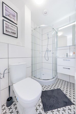 Dusche, Haartrockner, Handtücher