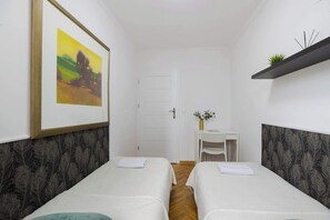 1 Schlafzimmer, Schreibtisch, Bügeleisen/Bügelbrett, Reisekinderbett