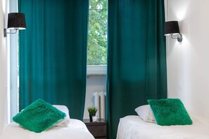 1 Schlafzimmer, Schreibtisch, Bügeleisen/Bügelbrett, Reisekinderbett