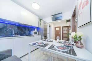 Fridge, microwave, dishwasher, cookware/dishes/utensils