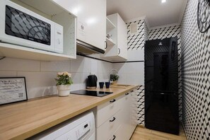 ثلاجة، ميكروويف، غسالة أطباق، مستلزمات طهي/أطباق/أوعية