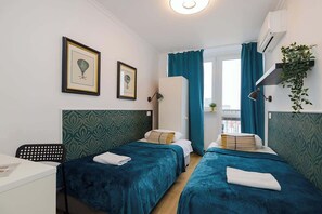 1 غرفة نوم ومكتب ومكواة/لوح كي وسرير سفر