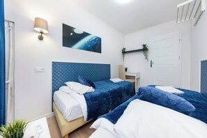 1 makuuhuone, työpöytä, silitysrauta/-lauta, vauvan matkasänky