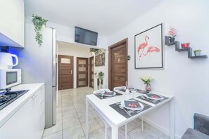 Jääkaappi, mikroaaltouuni, astianpesukone