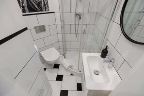 Suihku, hiustenkuivaaja, pyyhkeet