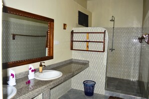 Deluxe Triple Room | Desk - Meremeta Lodge (Mafia Island)