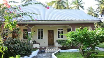 Deluxe-værelse med 2 enkeltsenge - udsigt til have | Skrivebord