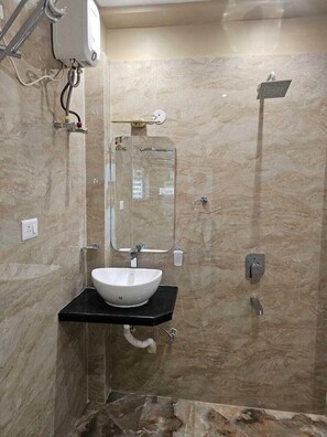 Phòng đôi Deluxe | Phòng tắm | Đồ dùng nhà tắm miễn phí, dép đi trong nhà, khăn tắm, xà phòng 