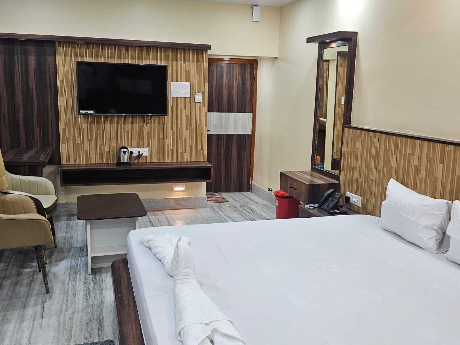 Kahden hengen luksushuone | Ylelliset vuodevaatteet, Select Comfort -patjalliset sängyt, minibaari