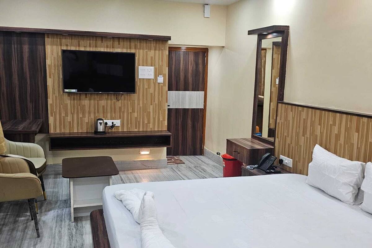 Kahden hengen luksushuone | Ylelliset vuodevaatteet, Select Comfort -patjalliset sängyt, minibaari