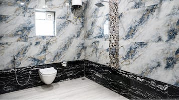 Luxury Double Room | Bathroom | Free toiletries, slippers, towels, soap