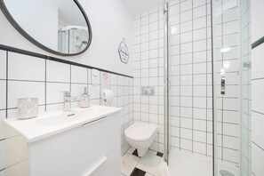 Dusche, Haartrockner, Handtücher