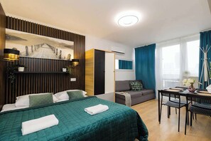 1 Schlafzimmer, Schreibtisch, Bügeleisen/Bügelbrett, Reisekinderbett