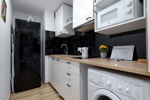 Kühlschrank, Mikrowelle, Geschirrspüler, Kochgeschirr/Geschirr/Besteck