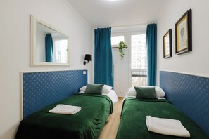 1 Schlafzimmer, Schreibtisch, Bügeleisen/Bügelbrett, Reisekinderbett