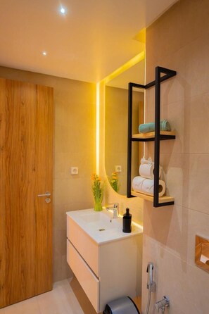 Apartemen, 2 kamar tidur, akses difabel, patio | Kamar mandi