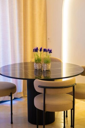 อพาร์ทเมนท์, 2 ห้องนอน, พร้อมสิ่งอำนวยความสะดวกสำหรับผู้พิการ, ลานระเบียง | ห้องรับประทานอาหาร