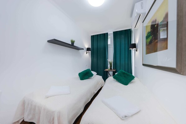 1 غرفة نوم ومكتب ومكواة/لوح كي وسرير سفر