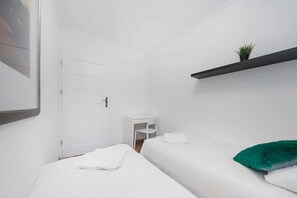 1 غرفة نوم ومكتب ومكواة/لوح كي وسرير سفر