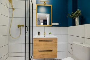 Douche, sèche-cheveux, serviettes fournies