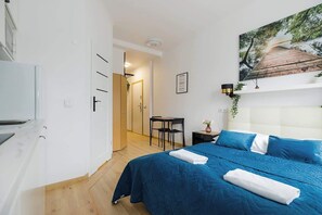 1 chambre, bureau, fer et planche à repasser, lit parapluie