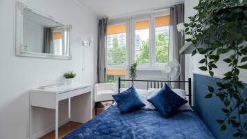 1 habitación, escritorio, tabla de planchar con plancha y cuna de viaje