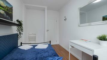 1 habitación, escritorio, tabla de planchar con plancha y cuna de viaje