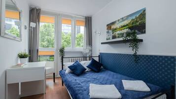 1 habitación, escritorio, tabla de planchar con plancha y cuna de viaje