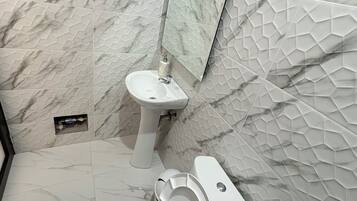 Suihku, hiustenkuivaaja, saippua, vessapaperi