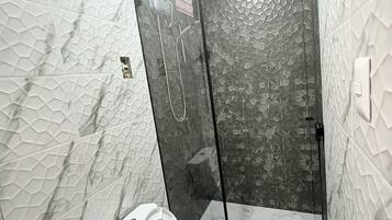 Regadera, secadora de cabello, jabón, papel de baño